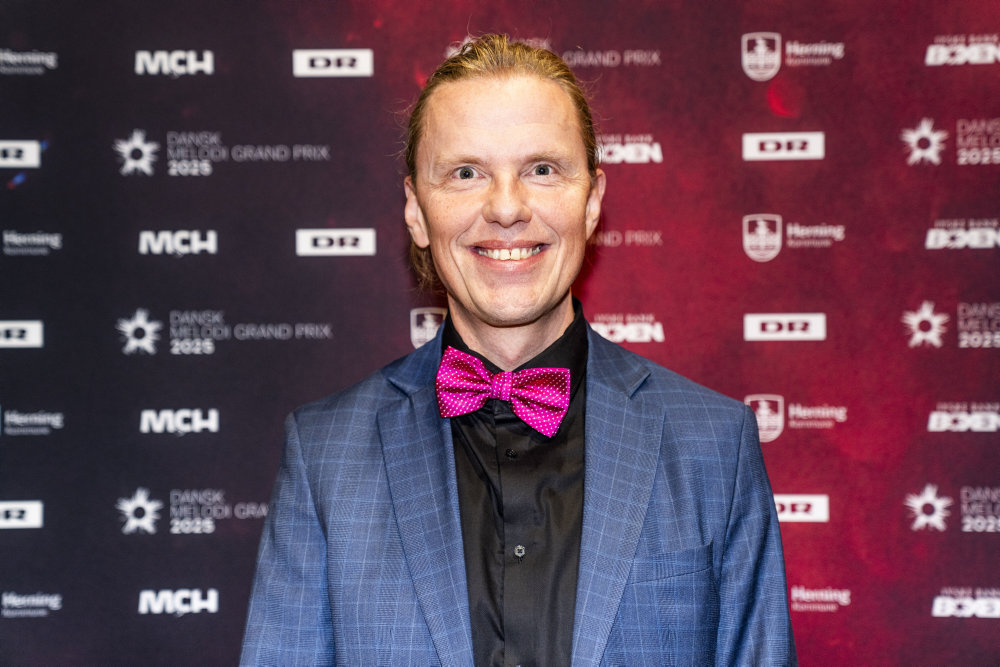 DR-kommentator overrasker på scenen i årets Eurovision-show