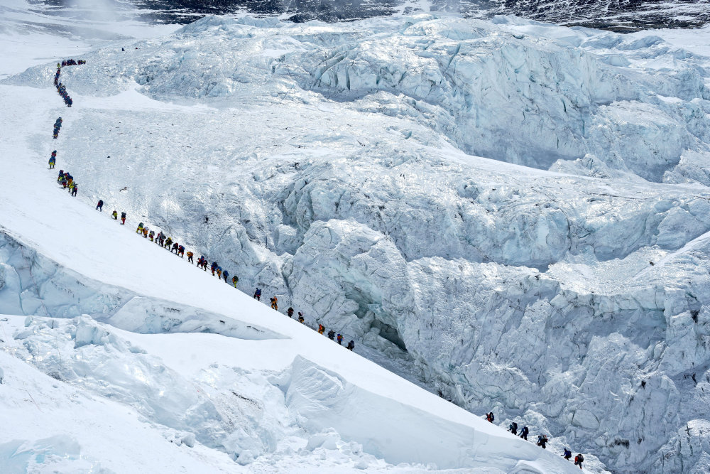 Rekordmange bestiger Everest fra Nepal-siden på en dag