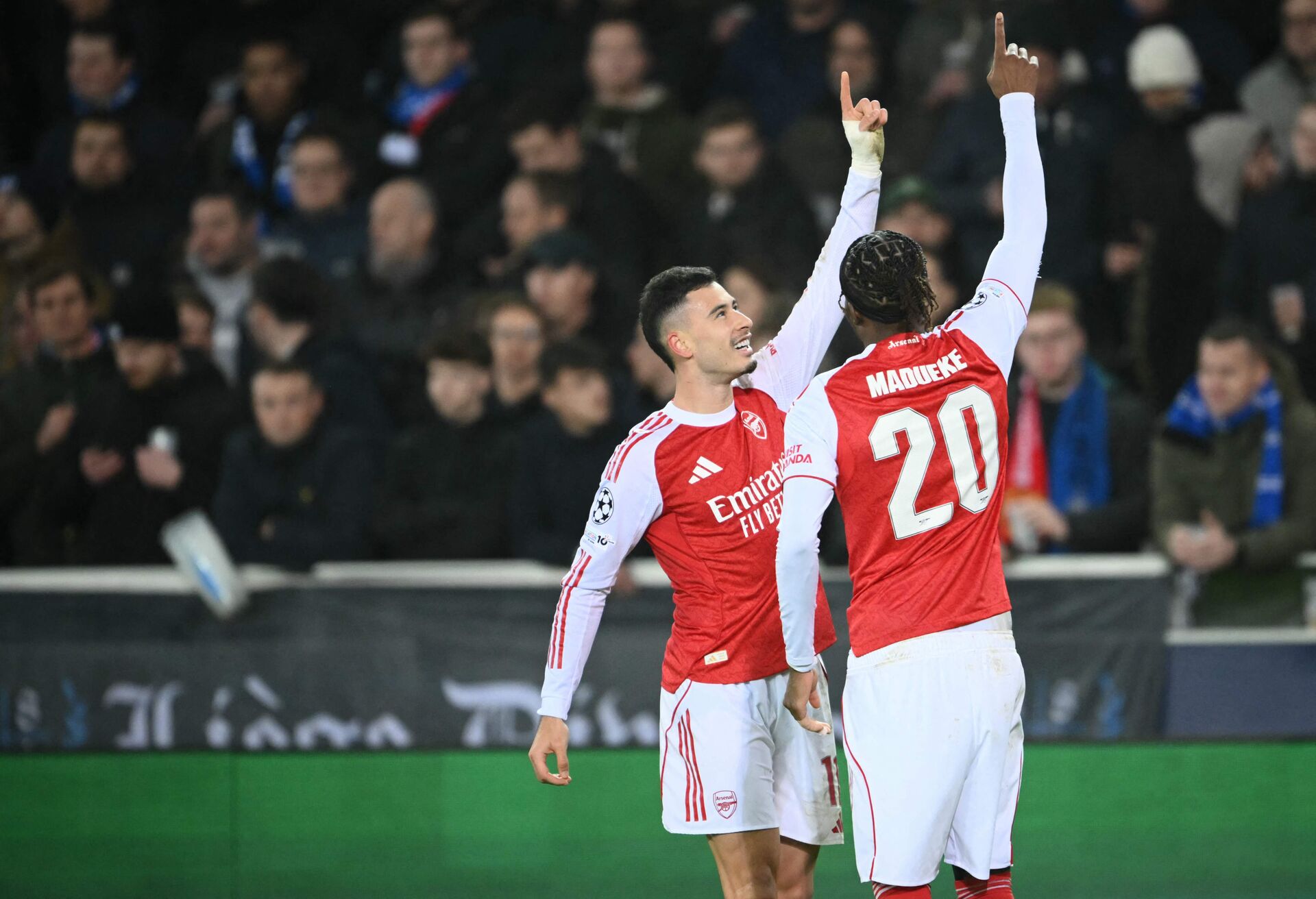 Før fodboldholdet Arsenal skal spille kamp, samles en stor gruppe spillere for at bede til Gud