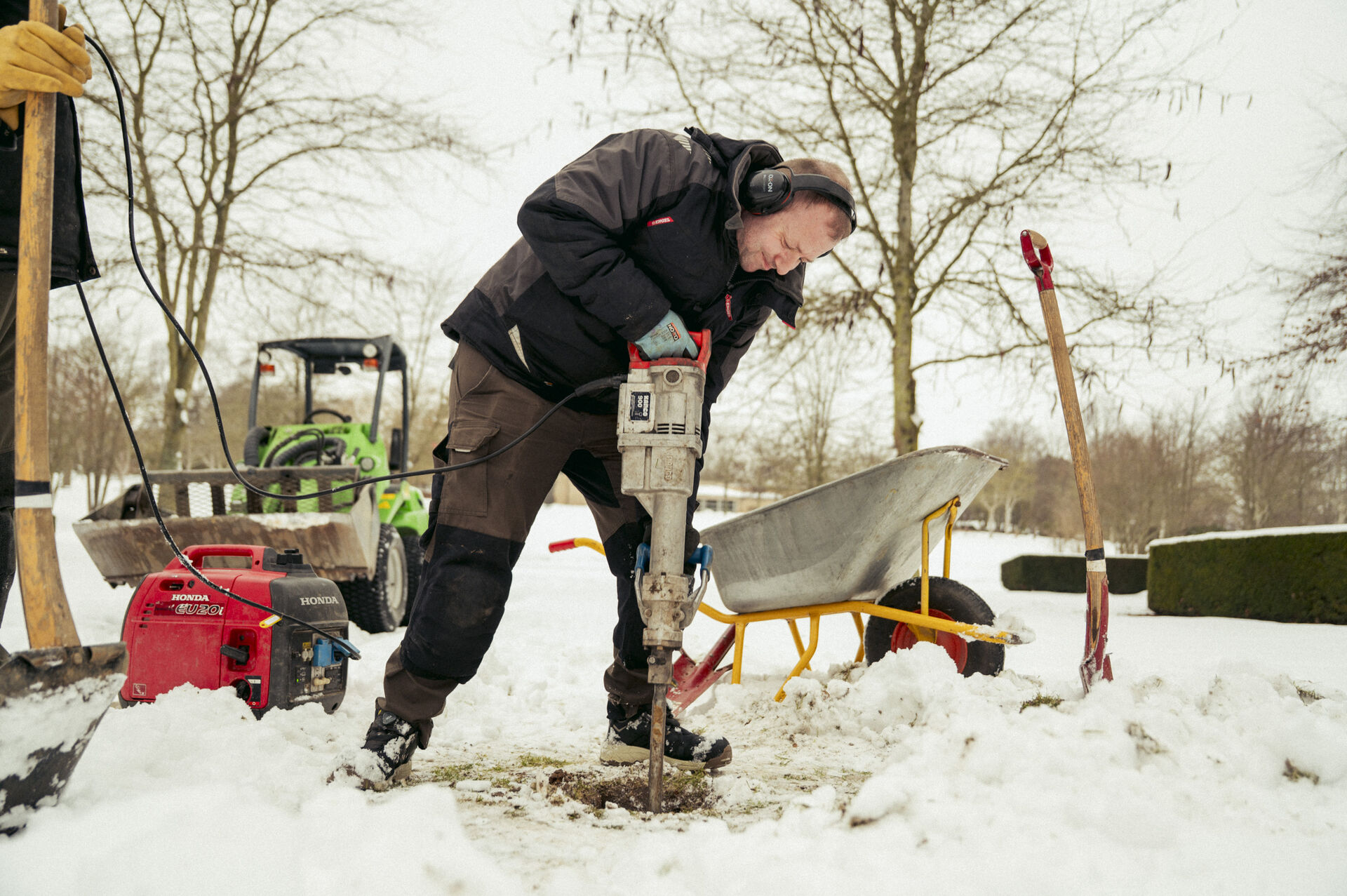 På kirkegården bruger vi udstyr beregnet til at bryde gennem beton i frosttiden