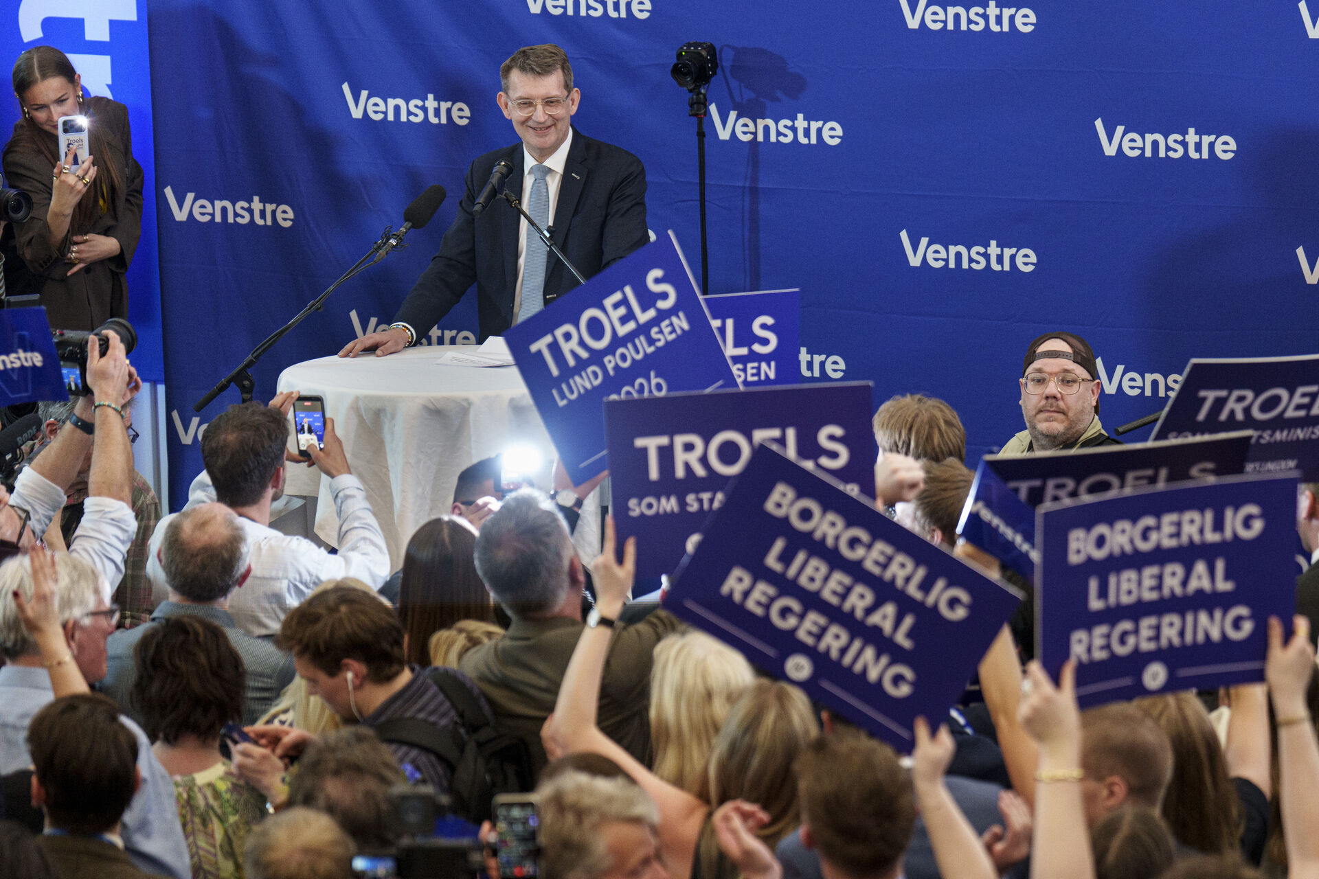 ”Dårligste valgresultat nogensinde” stod der på skærmen, mens Venstrefolkene sang, at Troels Lund Poulsen ikke er til at stoppe