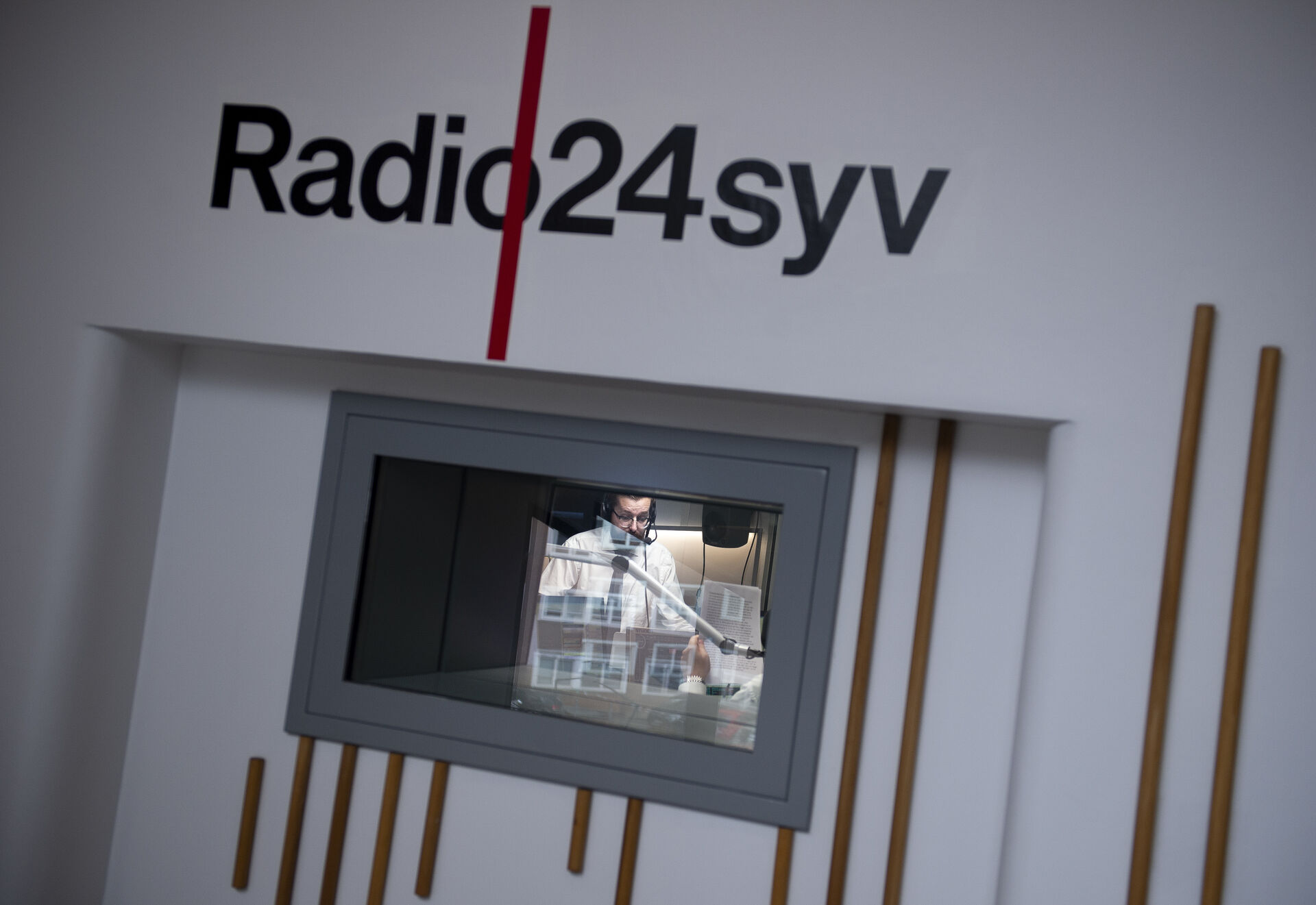 Roman om Radio24syv irriterer anmelder: Det er en litterær rebus på børnehaveniveau