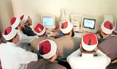 Studerende ved al-Azhar-universitetet modtager undervisning i computere. – Foto: Scanpix.