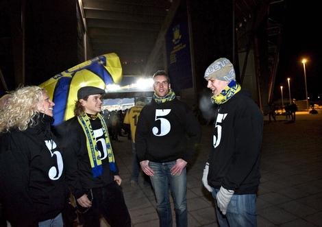 Nanna, Mikkel og Simon Ankjærgaard og Simon Thorup møder op to timer før kampstart for at komme til at stå på den helt rigtige del af Faxe-tribunen. Det uanset om temperaturen ligger omkring frysepunktet. – Foto: Scanpix.