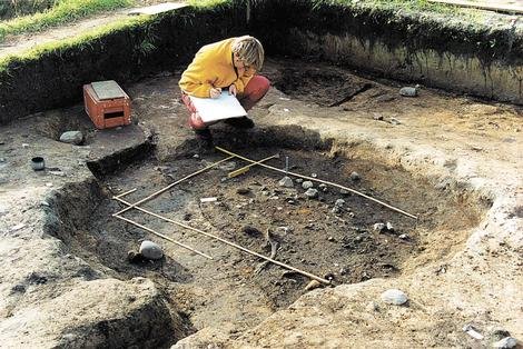 Sidste år blev afdækket stort område, som viste sig at vrimle med hytter og grave. Det giver ny, vigtig viden til forskerne. – Foto: Hørsholm Egns Museum.