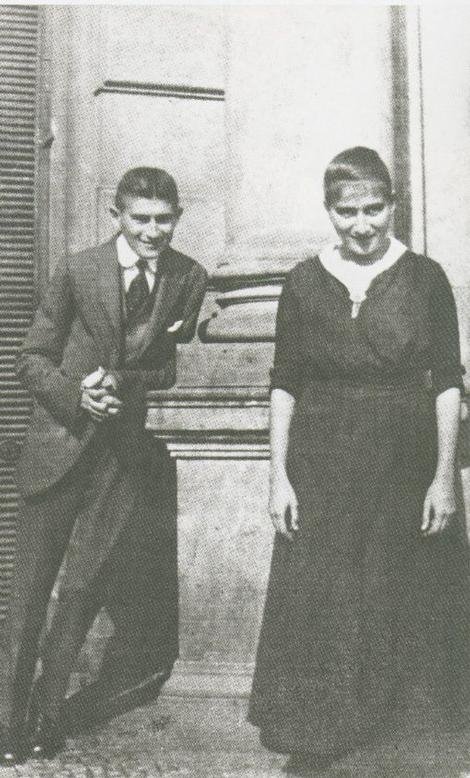 Flere smil anno 1914. Kafka med sin yndlingssøster, Ottla. – Foto fra bogen ""Kafka. Bilder aus seinem Leben"".