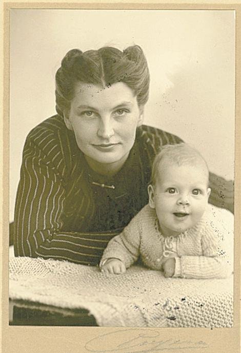Britta Caroc Schall Holberg som lille sammen med sin mor, Gudrun Ryder. (Privatfoto)