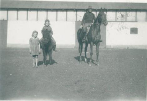 Britta Caroc Schall Holberg til hest sammen med en veninde og faderen Preben Caroc Schall Holberg. (Privatfoto)