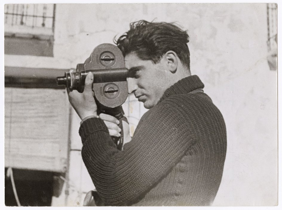 Robert Capa fotograferet af Gerda Taro i forsommeren 1937. © International Center of Photography.