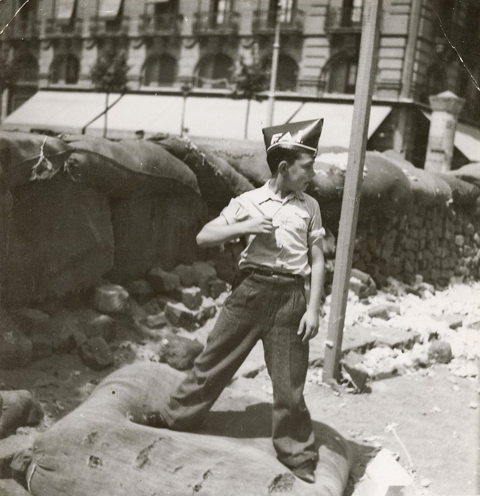 En dreng med FAI-kasket, fotograferet i august 1936. –