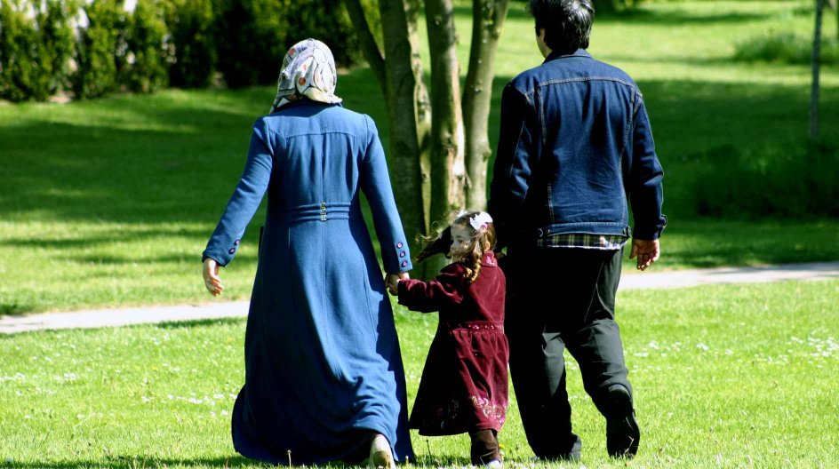Danske nyheder om etniske minoriteter præsenterer samme negative historier om indvandrere og især muslimer igen og igen. Medierne skildrer et samfund mellem ”os” og ”dem”, der får store konsekvenser for den danske befolknings selvopfattelse, opfattelsen af dansk nationalitet og i sidste ende ligestillingen i samfundet. Det er en af konklusionerne i en ny bog, skrevet af Rikke Andreassen, der er lektor i medie- og kommunikationsvidenskab ved Malmø Universitet. -