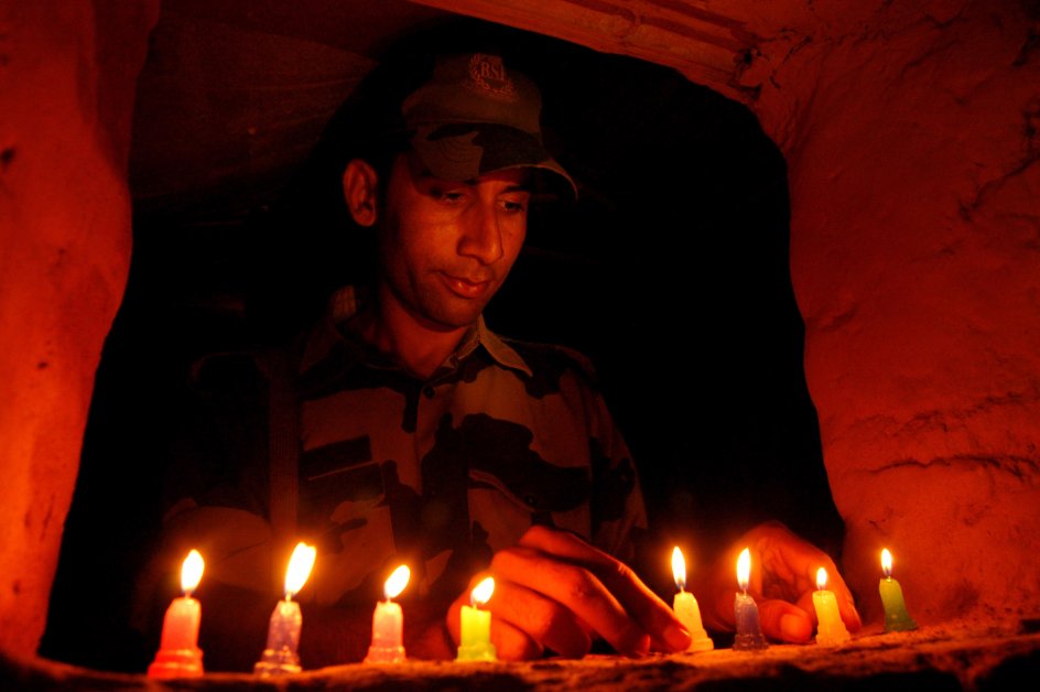 <b>Indien. En soldat tænder lys på grænsen til Pakistan </b><br />