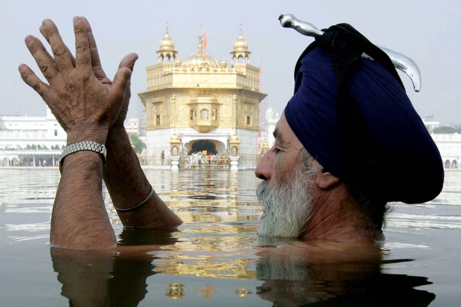 <b>Indien. En sikh beder foran det gyldne tempel i Amritsar</b><br />