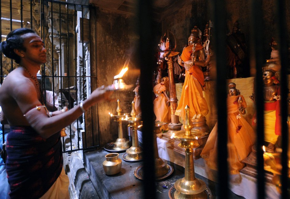 <b>Sri Lanka. Hindupræst ofrer i sit tempel</b><br />