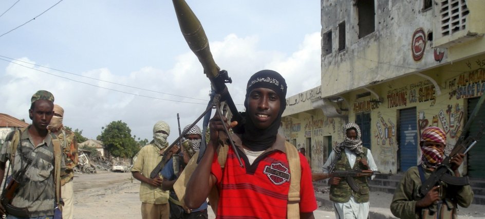 Islamistiske oprørere patruljerer gaderne i Somalias hovedstad, Mogadishu. -