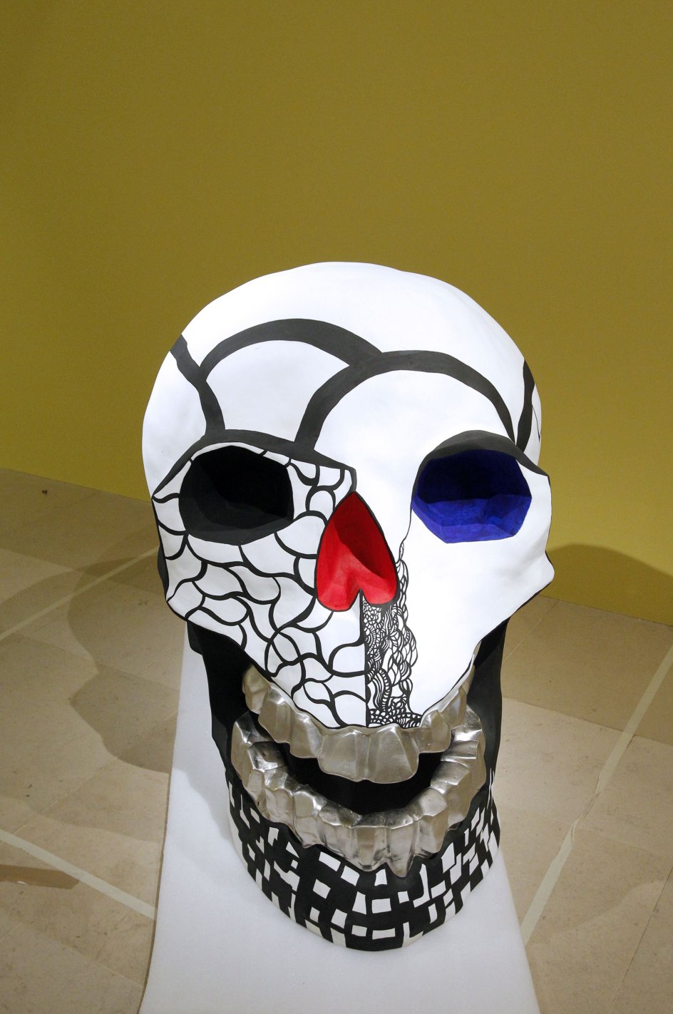 A picture shows a piece by French artist Niki de Saint-Phalle Tete de mort as part of the exhibition C ´est la vie, Vanites de Caravage ?? Damien Hirst at the Maillol museum on February 1, 2010 in Paris. AFP PHOTO PATRICK KOVARI. (