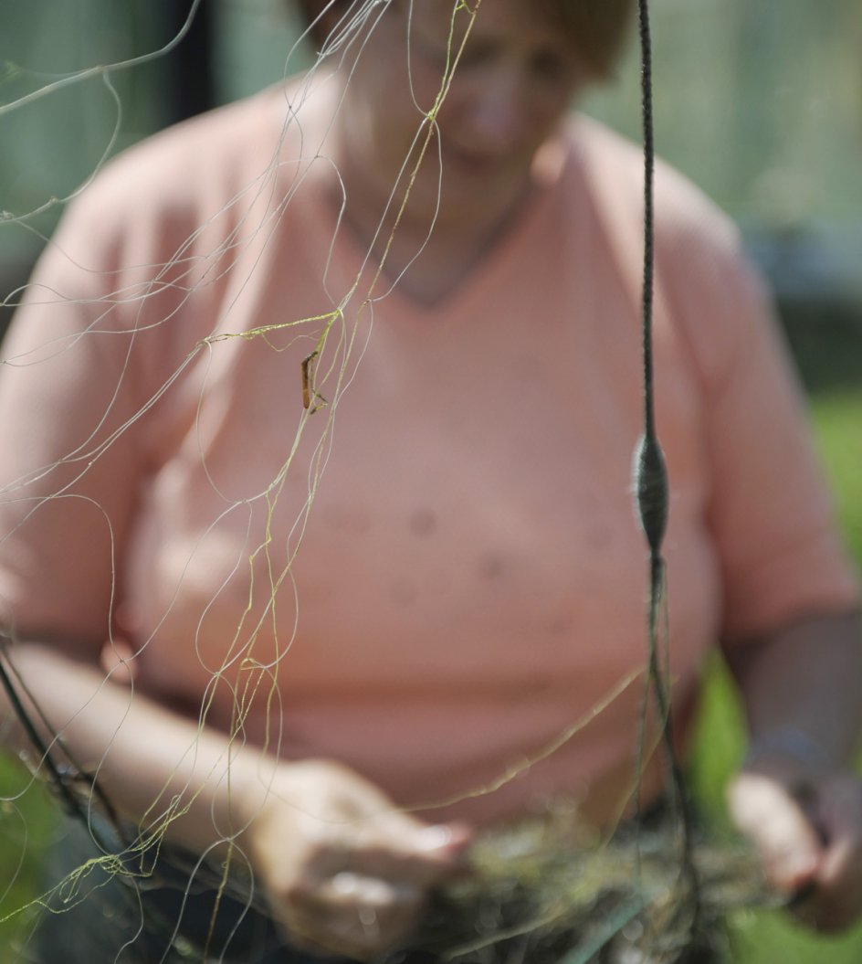 At træde af færgen til Ærø er som at træde ind i en svunden tid. Her findes kun rustik skønhed og høj himmel. Øen er hjemstavn for sømænd og stærke kvinder, og luften emmer af initiativ, livsnydelse og tradition blandet op med innovativ fornyelse. Billederne forsøger at videreformidle denne følelse. De er optaget den 6. og 7. juli 2010. -