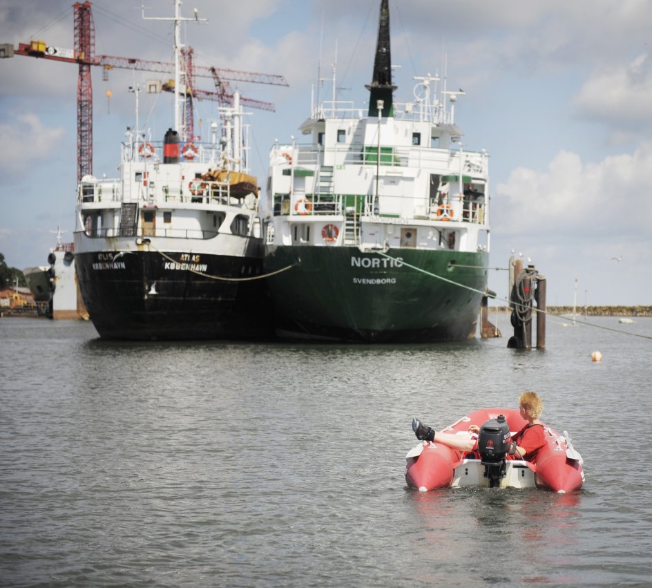 At træde af færgen til Ærø er som at træde ind i en svunden tid. Her findes kun rustik skønhed og høj himmel. Øen er hjemstavn for sømænd og stærke kvinder, og luften emmer af initiativ, livsnydelse og tradition blandet op med innovativ fornyelse. Billederne forsøger at videreformidle denne følelse. De er optaget den 6. og 7. juli 2010. -