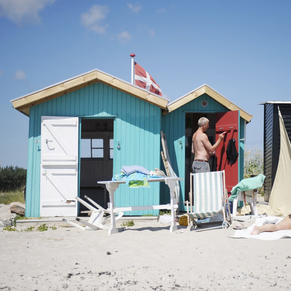 At træde af færgen til Ærø er som at træde ind i en svunden tid. Her findes kun rustik skønhed og høj himmel. Øen er hjemstavn for sømænd og stærke kvinder, og luften emmer af initiativ, livsnydelse og tradition blandet op med innovativ fornyelse. Billederne forsøger at videreformidle denne følelse. De er optaget den 6. og 7. juli 2010. -