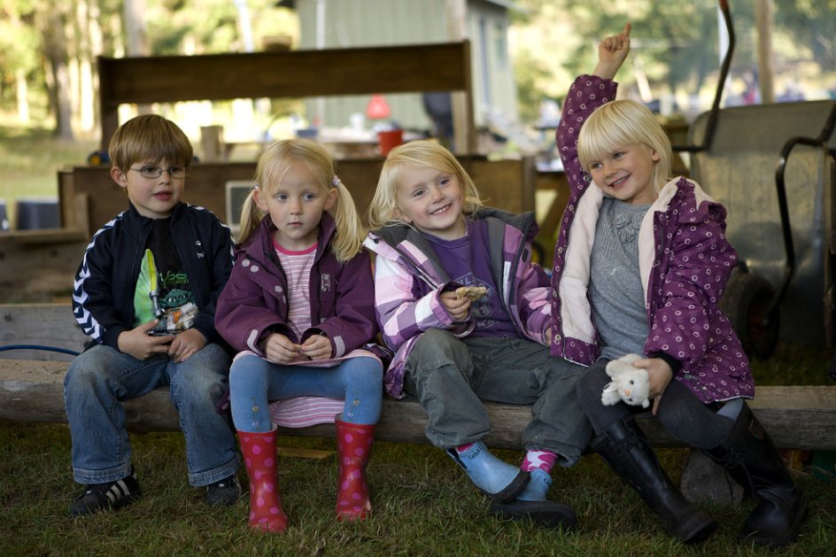 Børnene mærker selv efter, hvornår de er sultne, men en gang om dagen samles de til spisning. Her har Marius, Amalie, Astrid og Liva bænket sig.