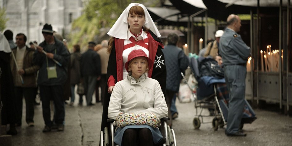En række nye film kredser om spiritualitet, for eksempel Woody Allens "You Will Meet a Tall Dark Stranger" (herover), der gør grin med overtro og spådom, og den kommende film om pilgrimme i "Miraklet i Lourdes" (øverst til højre). Overtro, tro og religion har inspireret til stor kunst gennem tiden. Den italienske instruktør Pier Paolo Pasolinis "Matthæusevangeliet" er et eksempel på stor filmkunst, mener eksperter.