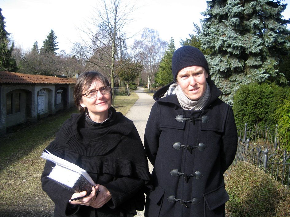 Marianne Linnée Nielsen (tv.) og Stine Helweg er henholdsvis gravminderegistrator og kirkegårdsvejleder i Københavns Kommune og formentlig de eneste i landet med disse stillingsbetegnelser. Her ses de på Assistens Kirkegård, en af de fem kommunale kirkegårde i København. De andre er Bispebjerg, Brønshøj, Sundby og Vestre Kirkegård.