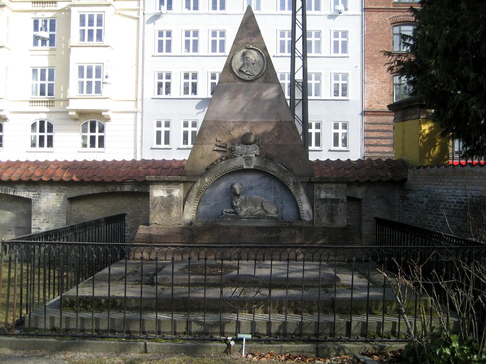 Det imposante gravmæle for Johan Leonhard Fix (1736-1807), der blandt andet tjente sine penge på opiumssmugling, står i den ældre afdeling af Assistens Kirkegård. Både monumentet, der for nylig er blevet restaureret, og det velbevarede gitter omkring det er med på årets liste over bevaringsværdige gravminder i Københavns Kommune