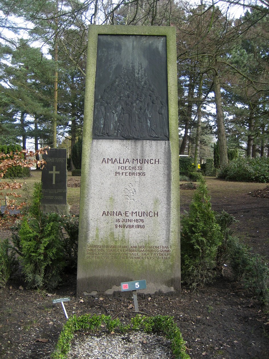 Gravstenen for kunstneren Anna E. Munch på Vestre Kirkegård er udsmykket af hende selv med et bronzerelief lavet til moderen Amalia Munch, der ligger i samme gravsted. Både mors og datters livssyn var præget af Grundtvig, der citeres på det bevaringsværdige gravminde med sidste vers af salmen "Den signede dag med fryd vi ser".