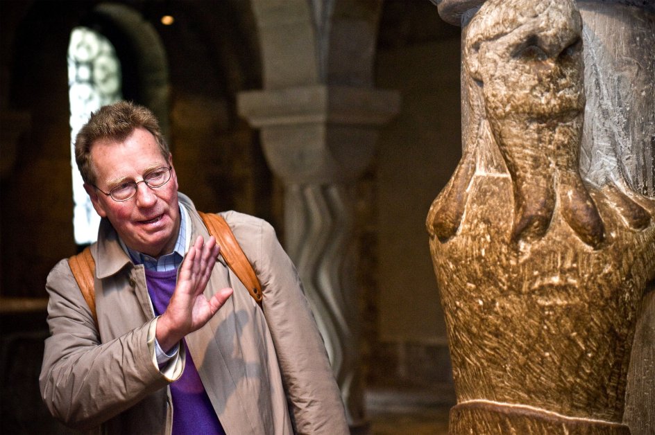 Jætten Finn forsøger at vælte Lunds Domkirke - og kristendommen - nede fra kirkens krypt, forklarer professor i retshistorie Kjell Åke Modéer. I dag ville jætten frit kunne dyrke sin religion, men det var ikke tilfældet i 1145. Domkirken var henholdsvis dansk ærkebispesæde og bispesæde fra opførelsen til 1658.