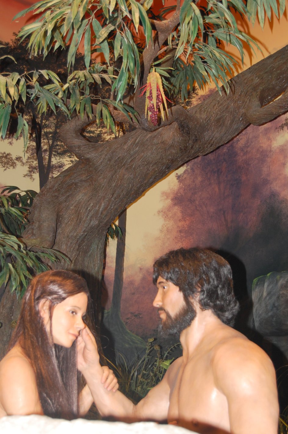 På museet kan man blandt andet se figurer af Adam og Eva i Edens Have.