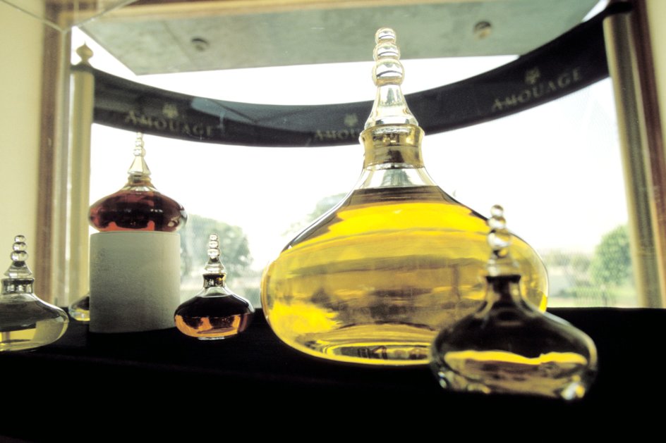 Saften fra træet Boswellia sacra bruges både til røgelse og til parfume med røgelsesduft, som ses på dette foto fra Oman.