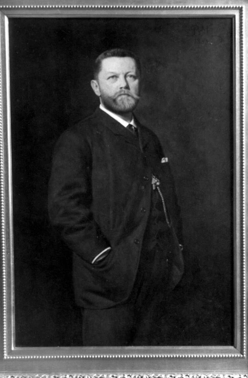 Ludvig Holstein-Ledreborg (1839-1912) - VenstreRegeringsperiode: 16. august til 28. oktober 1909Blev allerede tilbudt regeringsembedet i 1901, hvilket han takkede nej til. I 1909 lod han sig overtale på grund af gruppestridigheder i Venstre, og blev dermed statsminister med Danmarks første mindretalsregering.Måtte efter to måneder forlade posten som følge af en mistillidserklæring.Er den eneste danske statsminister med katolsk baggrund.