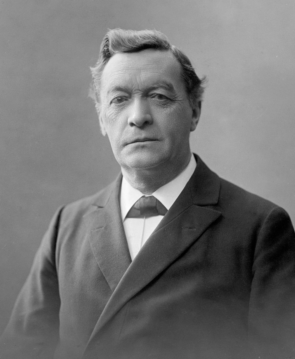 Klaus Espen Berntsen (1844-1927) - VenstreRegeringsperiode: 5. juli 1910- 21.m juni 1913Er den danske politiker, der har siddet længst tid i Folketinget, i alt i 51 år.Hans mest betydningsfulde indsats anses for at være den nye grundlov, som han fremsatte den 23. oktober 1912, og som blev vedtaget i 1915. Heri blev den privilegerede valgret til Landtinget ophævet.
