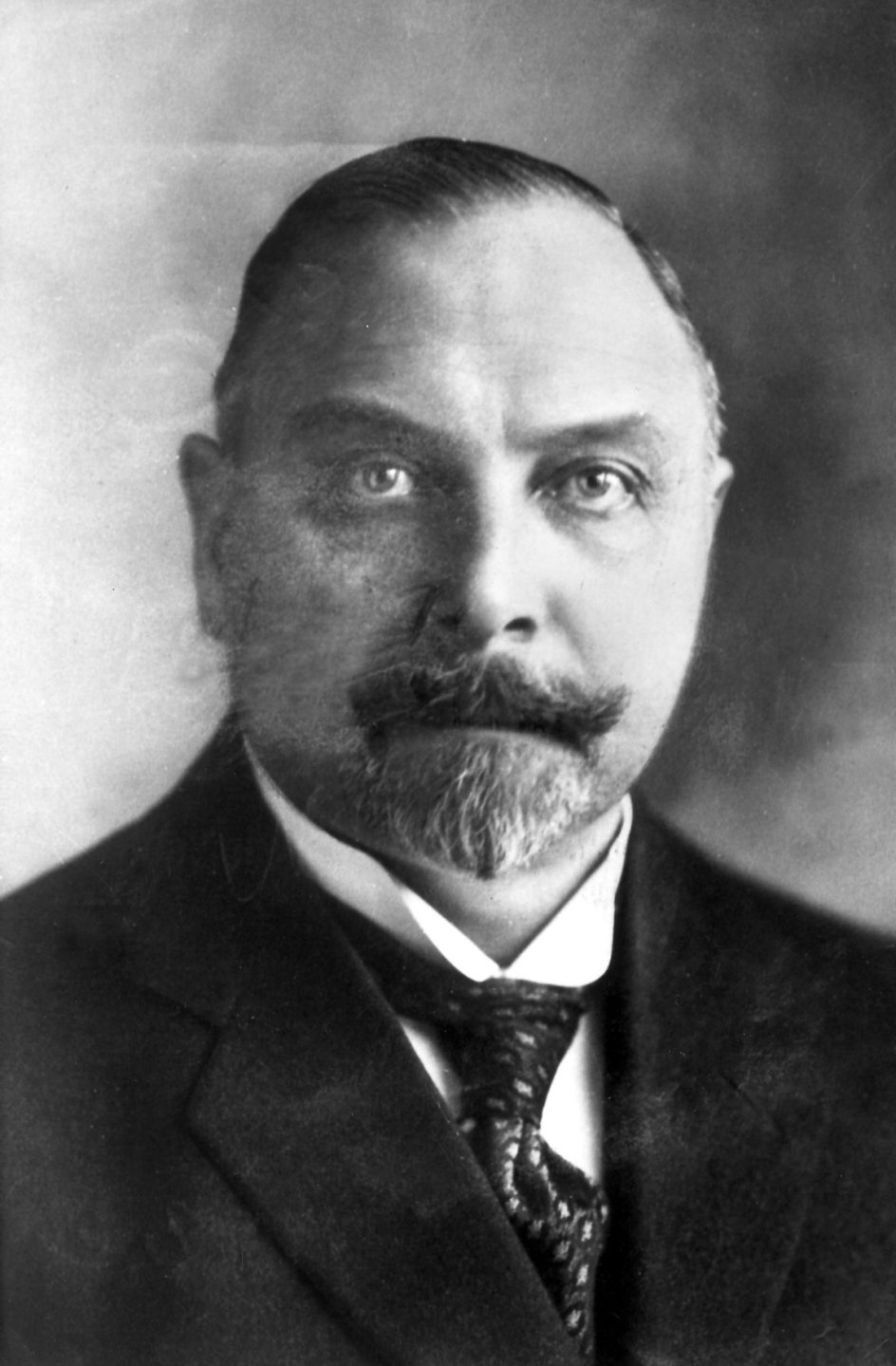 Carl Theodor Zahle (1866-1946)- Det Radikale VenstreRegeringsperiode: 21. juni 1913 til 29. marts 1920Efter første verdenskrig mødte Zahles ministerie stor vrede fra oppositionen på grund af deres holdning til tyskerne, hvilket mundede ud i, at de blev afskediget af kong Christian 10 i 1920.