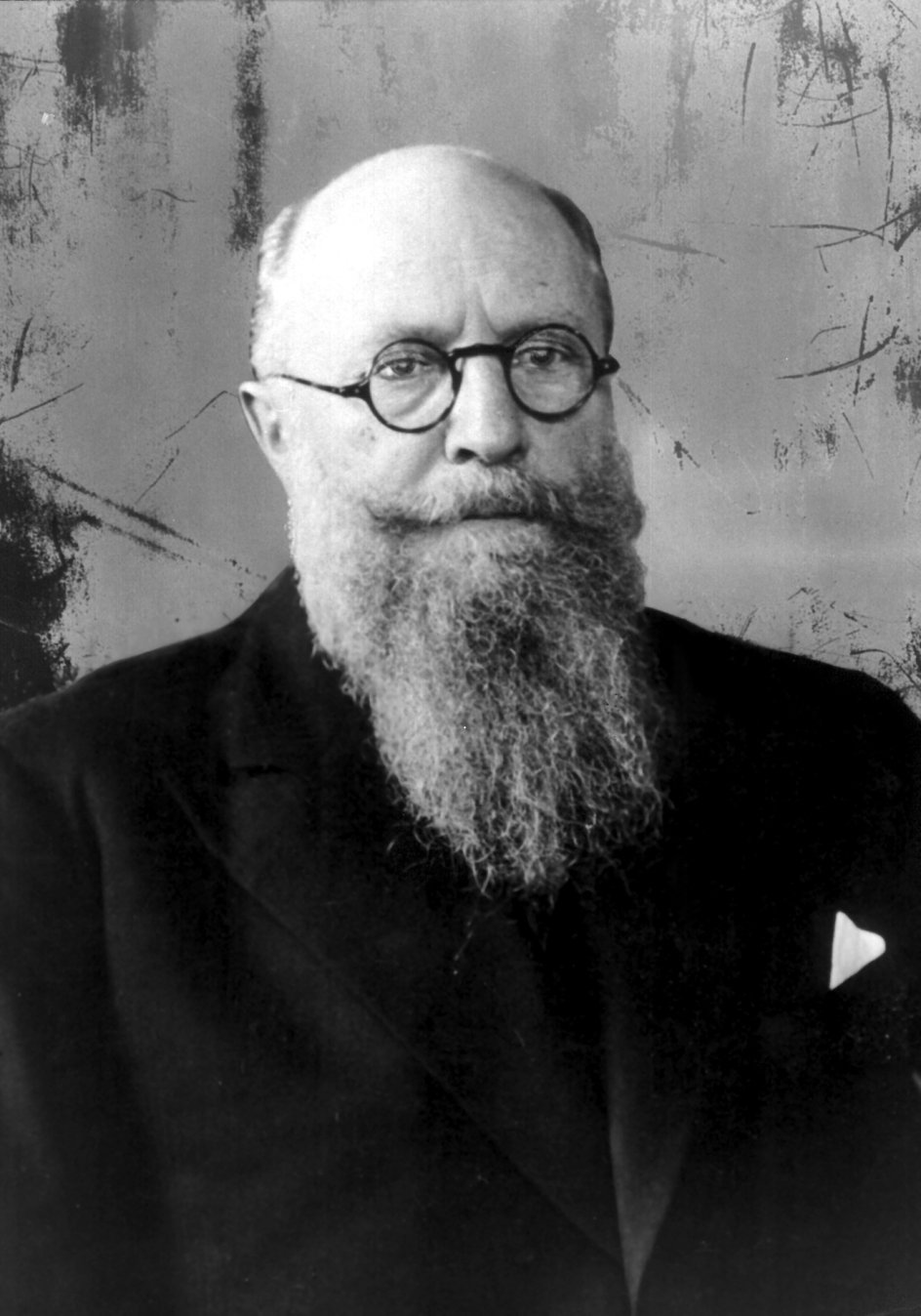 Thorvald August Marinus Stauning(1873-1942) - SocialdemokratietRegeringsperiode: 30. april 1929 - 3. maj 1942I modsætning til i mange andre lande lykkedes det regeringen at sikre stabilitet i det danske samfund under kriseårene, blandt andet med Kanslergadeforliget i 1933.Til valget i 1935 opnåede Socialdemokratietat at få mere end 46 procent af stemmerne, hvilket partiet ikke har overgået siden.Er kendt for sloganet "Stauning eller Kaos."