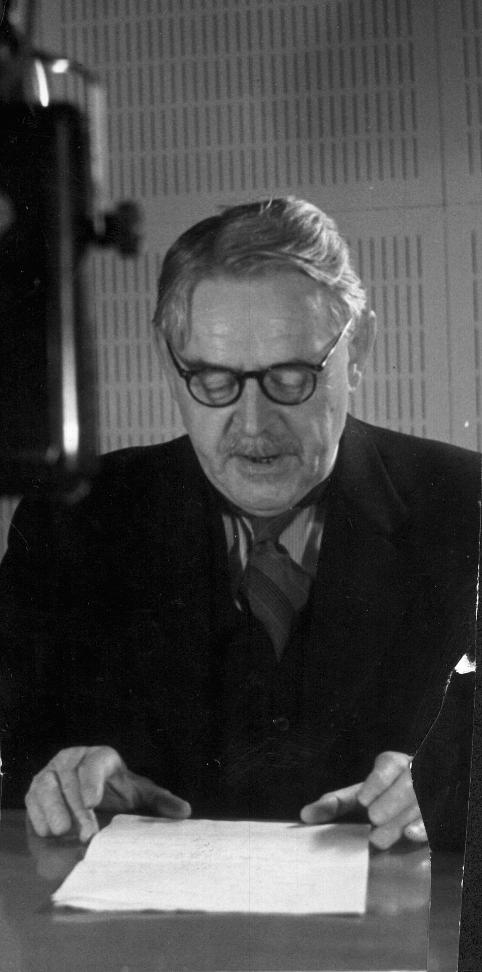 Vilhelm Buhl (1881-1954) - SocialdemokratietRegeringsperiode 4. maj 1942 - 9.november 1942 og 5. maj 1945 - 7. november 1945Overtog posten efter Staunings død. Husket især for sin "sabotagetale" i 1942, hvor han opfordrede befolkningen til at stikke danske sabotører. Efter 29.august 1943 var han i den regeringsløse tid den faktiske regeringsleder, og i 1945 blev han igen officielt statsminister i befrielsesregeringen.
