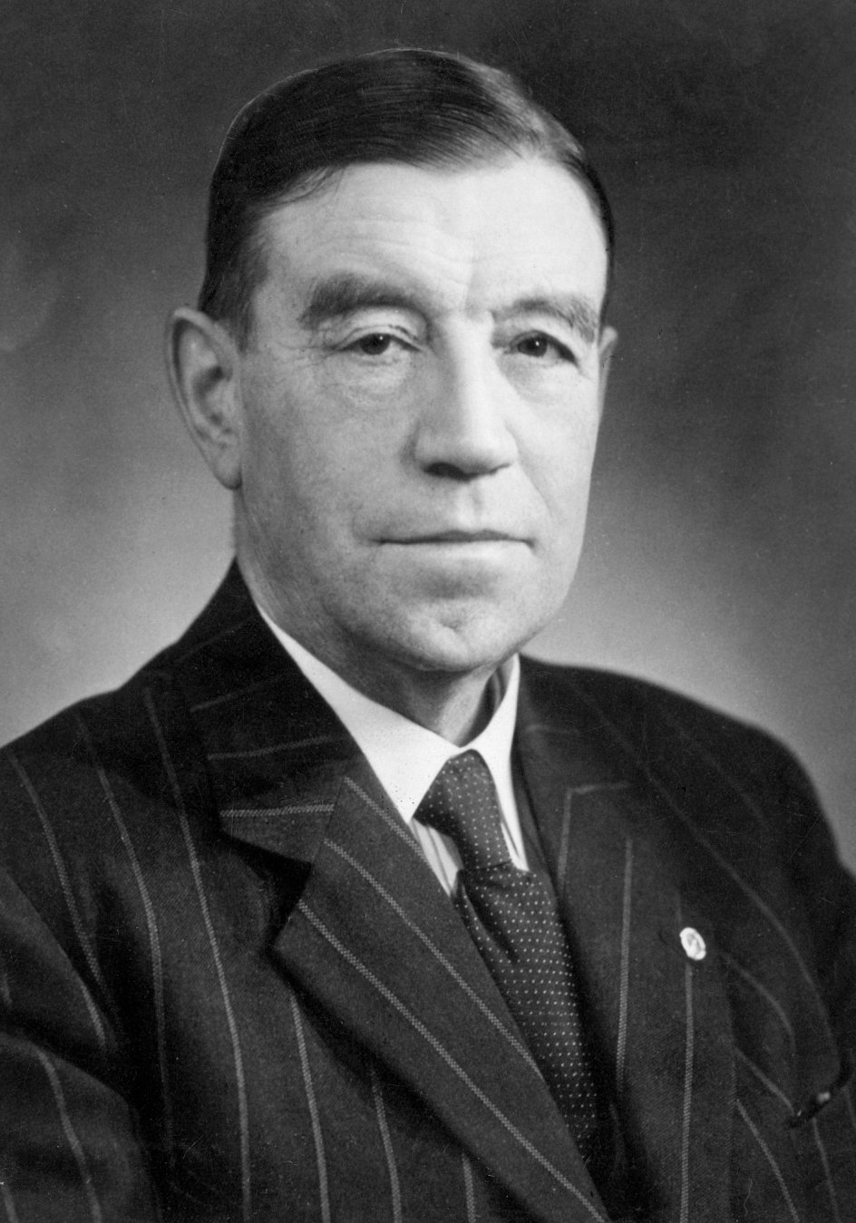 Knud Kristensen (1880 -1962) - VenstreRegeringsperiode: 7. november 1945 - 13. november 1947.Var med til at opbygge Venstres Ungdom.Havde en stærkt national holdning i det sydslesvigske spørgsmål og kom efterhånden i modsætningsforhold til et flertal i Folketinget, og i 1947 måtte han trække sig efter et mistillidsvotum.