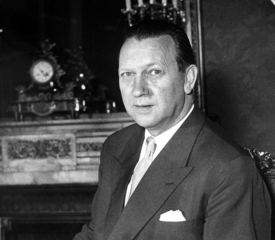 Hans Christian Svane Hansen (1906-1960)- SocialdemokratietRegeringsperiode: 1. februar 1955 - 21. februar 1960Var med til at få Danmark ind i Nato i 1949 og stærk tilhænger af samarbejdet i Vesten.Var i 1957 med til at indføre atomvåben på Thulebasen i Grønland.Sad i Folketinget frem til sin død.