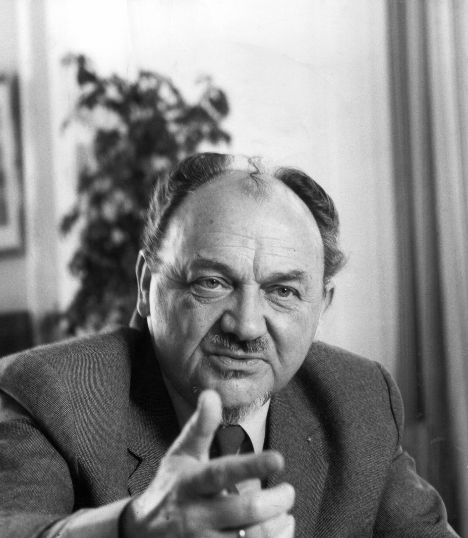 Anker Henrik Jørgensen (1922-) - SocialdemokratietRegeringsperiode: 5.oktober 1972 - 19.december 1973Overtog statsministerposten i en vanskelig periode. Kritikken af velfærdsstaten voksede fra både venstre og højre side, og ved det såkaldte jordskredsvalg i 1973 mistede partiet næsten en tredjedel af deres mandater.