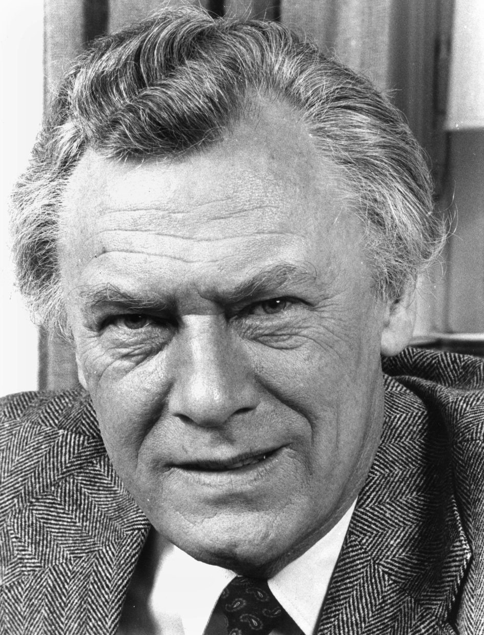 Poul Holmskov Schlüter(1929- ) - Det Konservative FolkepartiRegeringsperiode 10. september 1982 - 25. januar 1993Blev i 1984 kåret som "Årets politiker i Norden".Var medlem af Europa-Parlamentet fra 1994-1999 og vicepræsident 1994-1997.