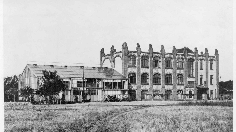 0Eventyret om Filmstudio Babelsberg begyndte i 1912 med en nedlagt kunstblomstfabrik på en mark 20 kilometer uden for Berlin. Her byggede selskabet Bioscop et lille glasatelier og brugte hvide lagener til at styre lyset.
