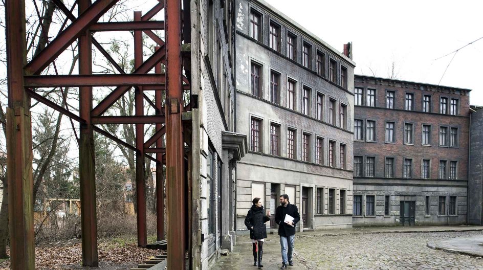 Babelsberg Filmstudier i Tyskland, råder over en stor kulisseby i fuld størrelse til filmoptagelser.Den anvendes også af udenlandske filmselskaber, bla. danske <""Flammen og Citronen"" har optagelser herfra.