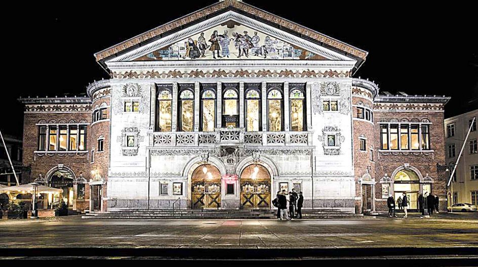 0Aarhus Teater er tegnet af Hack Kampmann, arkitektens vel nok kendteste bygning. –
