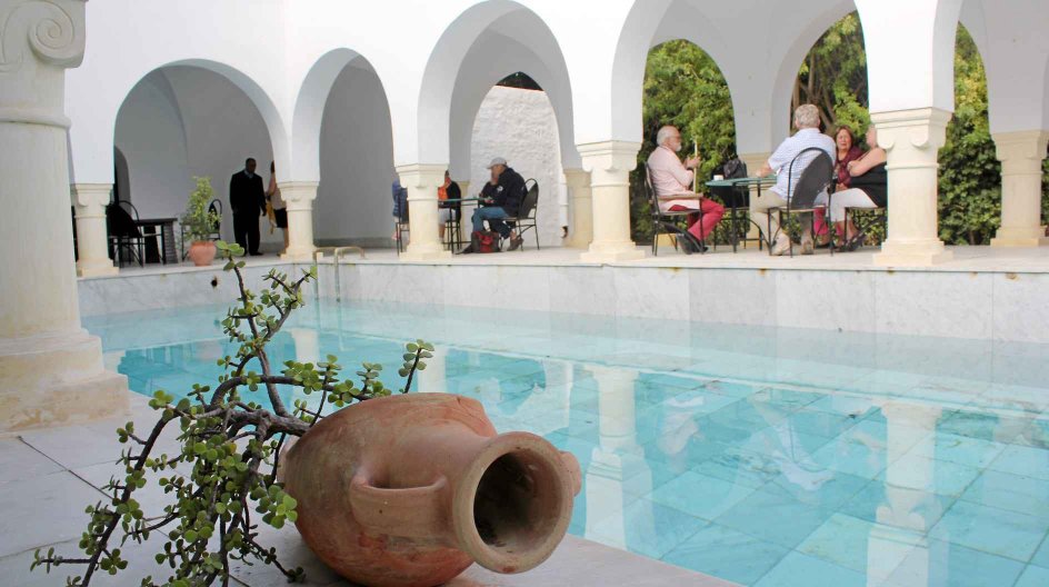 TUNESIEN HAMMAMET VILLA SEBASTIANVilla Sebastians nutidige gæster kan nyde kaffe, te eller en sodavand under den hvælvede søjlegang ved poolen. Foto: Mogens Hansen