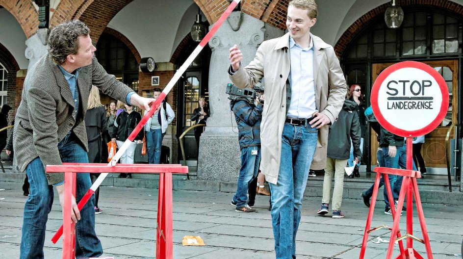 I dag er det stærkeste symbol i EU-debatten den grænsebom, som EU-skeptikeren Morten Messerschmidt fra Dansk Folkeparti (til højre) gerne vil inddæmme Danmark med. Her ses han under en valgkamp-happening på Christiansborg Slotsplads sammen med en modstander, den radikale Morten Helveg Petersen.