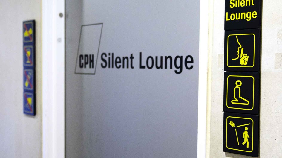 Døren til Silent Lounge er relativt afdæmpet i sin udformning ...
