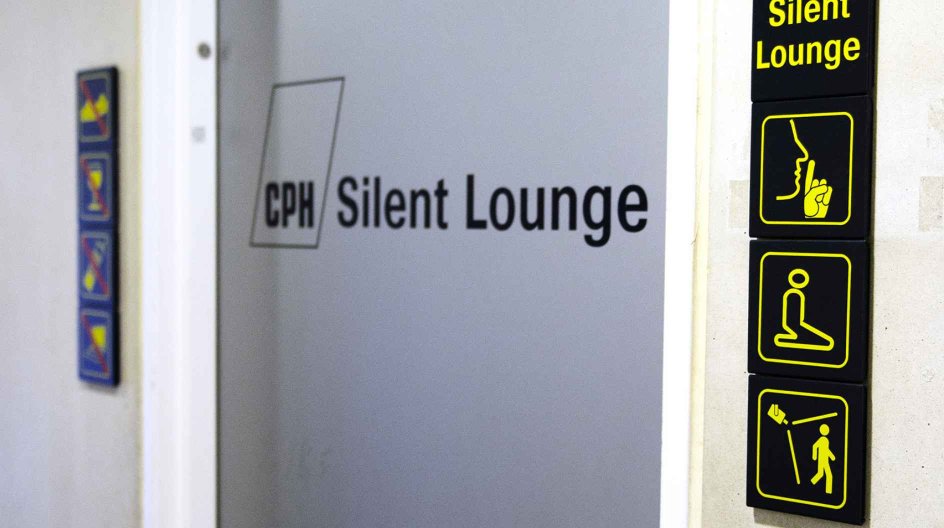 Døren til Silent Lounge er relativt afdæmpet i sin udformning ... 