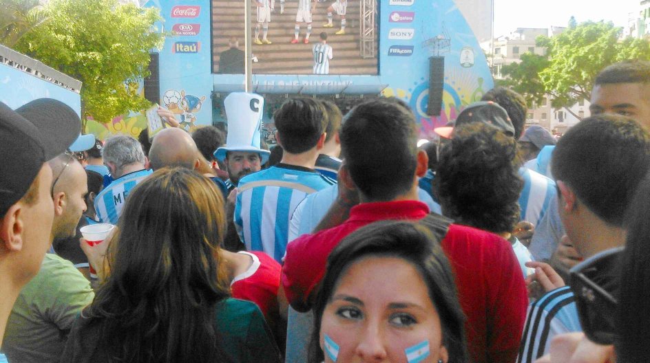 Tusindvis af sydamerikanere har taget turen til Brasilien under verdensmesterskaberne i fodbold. For mange er det første gang, de er i udlandet. Her er det argentinske fans, der er samlet foran en af de mange storskærme i den brasilianske storby Sao Paulo.