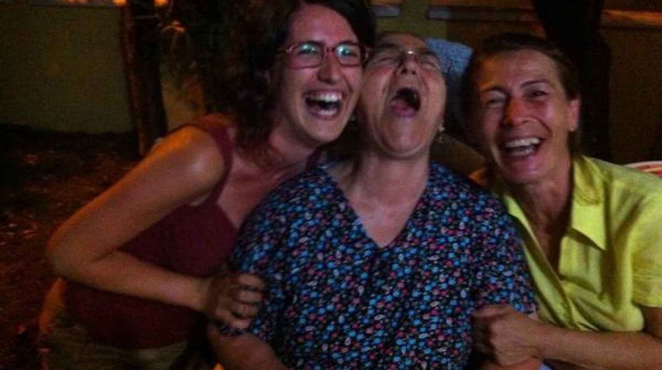 Det sociale medie Twitter flyder med billeder af tyrkiske kvinder, der griner og morer sig i det offentlige rum. Billederne er markeret med hashtagget #direnkahkaha, som betyder at modstå at grine. Tryk på pilen og se flere billeder fra Twitter.