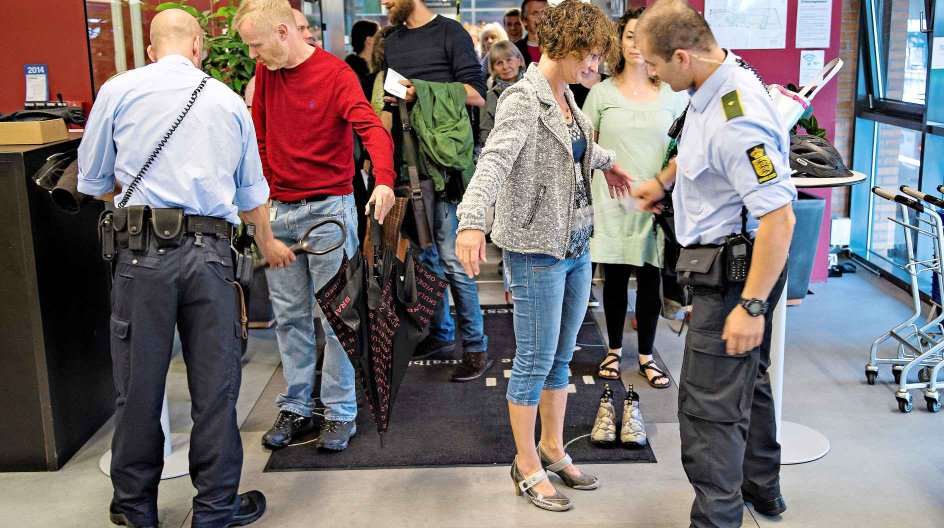 Salman Rushdie ankom under stort sikkerheds opbud til Odense søndag for at modtage H C Andersens Litteraturpris 2014. Her er det fra modtagelsen på centralbiblioteket hvor Salman Rushdie læste op fra sine bøger. Her tjekkes gæster inden de fik adgang til oplæsningen.